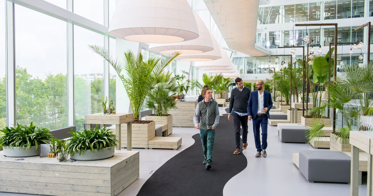 oficinas-sostenibles-ejecutivos-caminando-sala-edificio