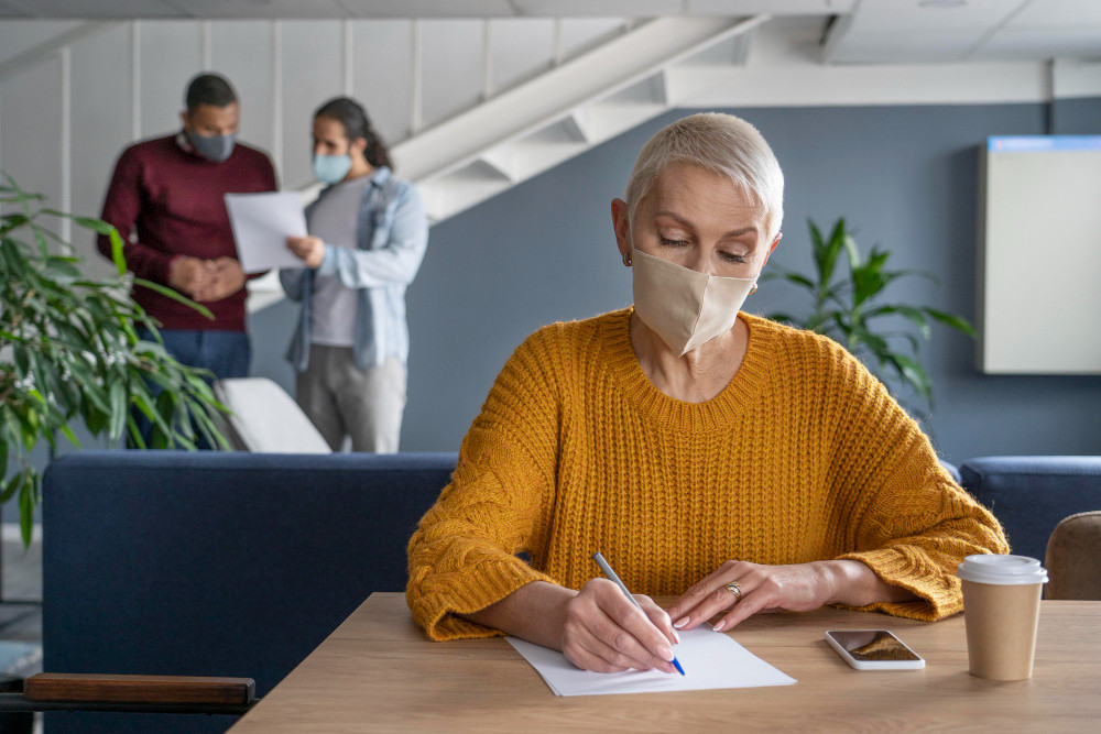 personas-empleados-trabajando-post-covid-19-interiores-seguros